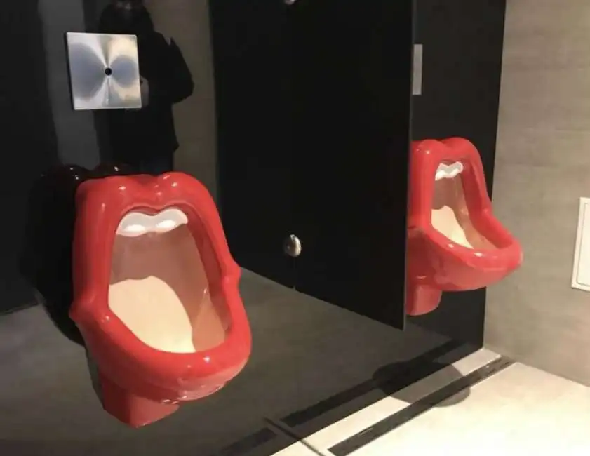 orinatoi a forma di bocca della palestra mcfit di torino