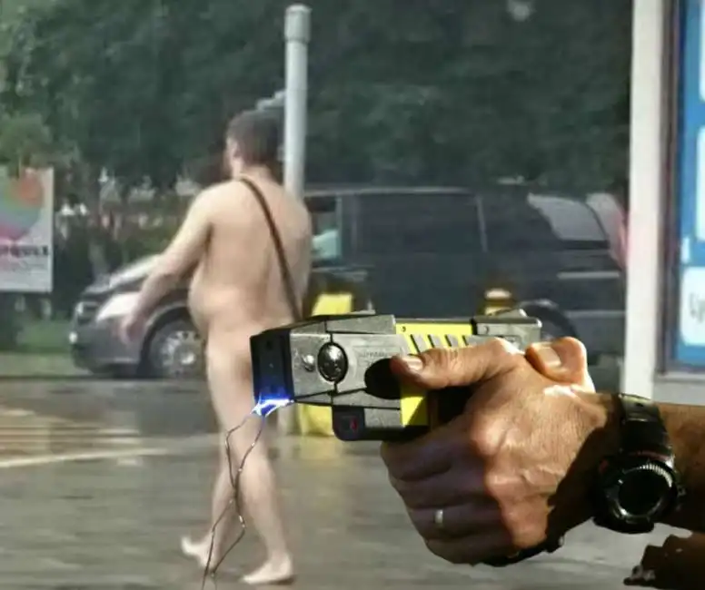 uomo nudo taser 