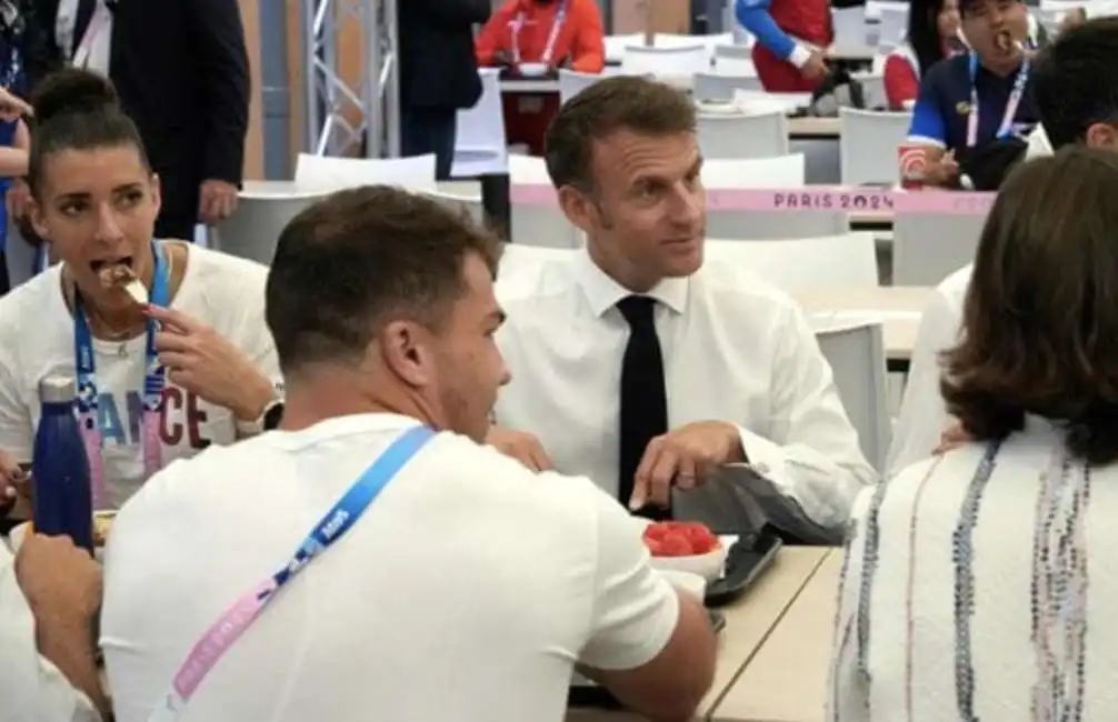 emmanuel macron mangia alla mensa