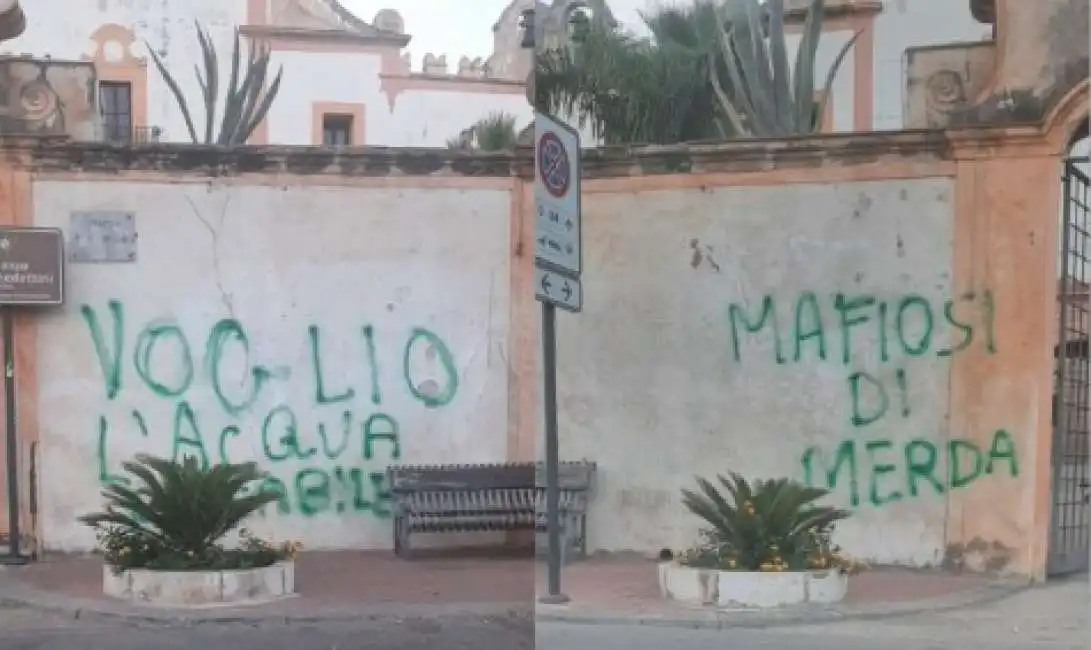 le scritte davanti al municipio di cinisi