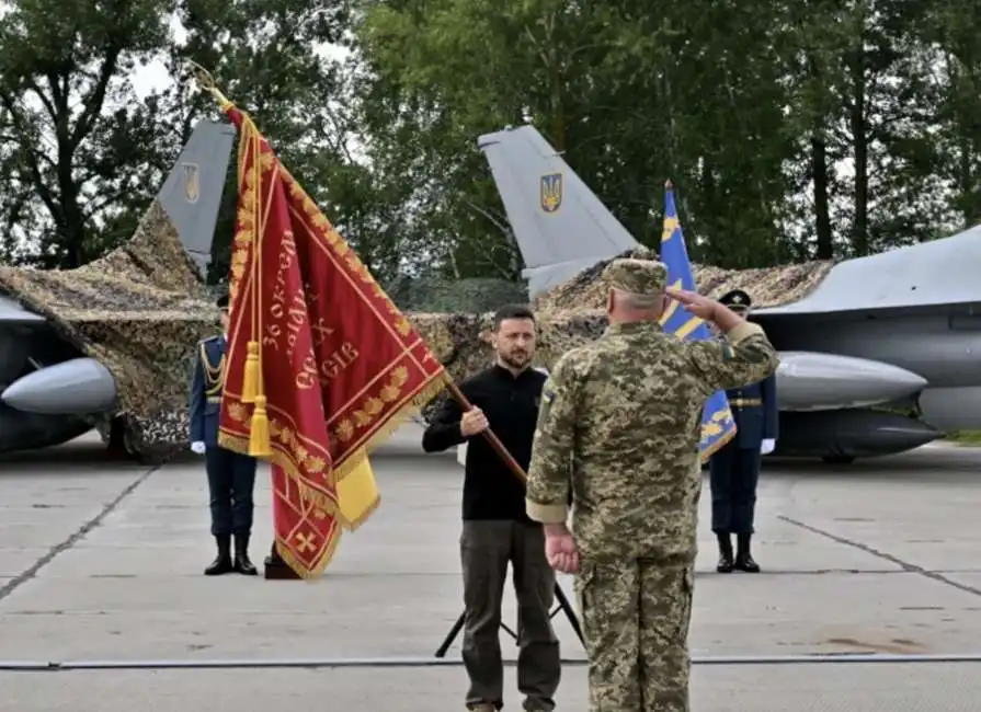 volodymyr zelensky con i primi f-16 f16 jet caccia