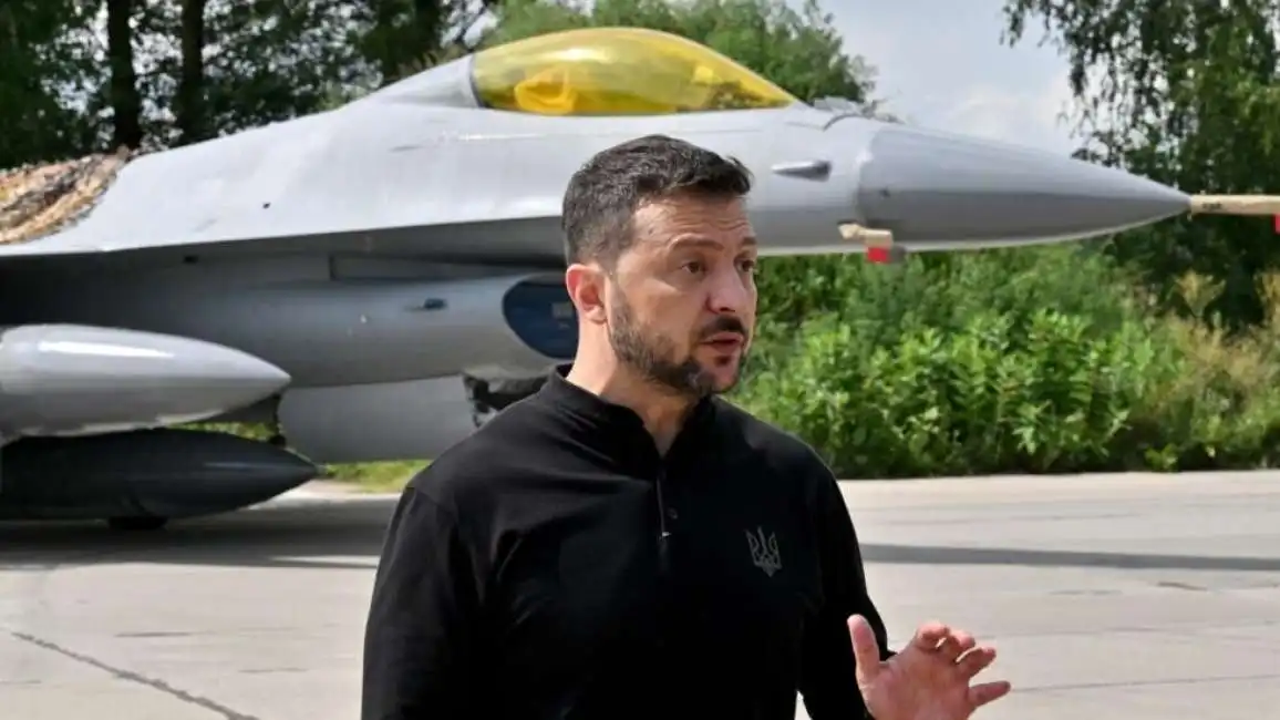 volodymyr zelensky f-16 f 16 caccia f16 ucraina aerei