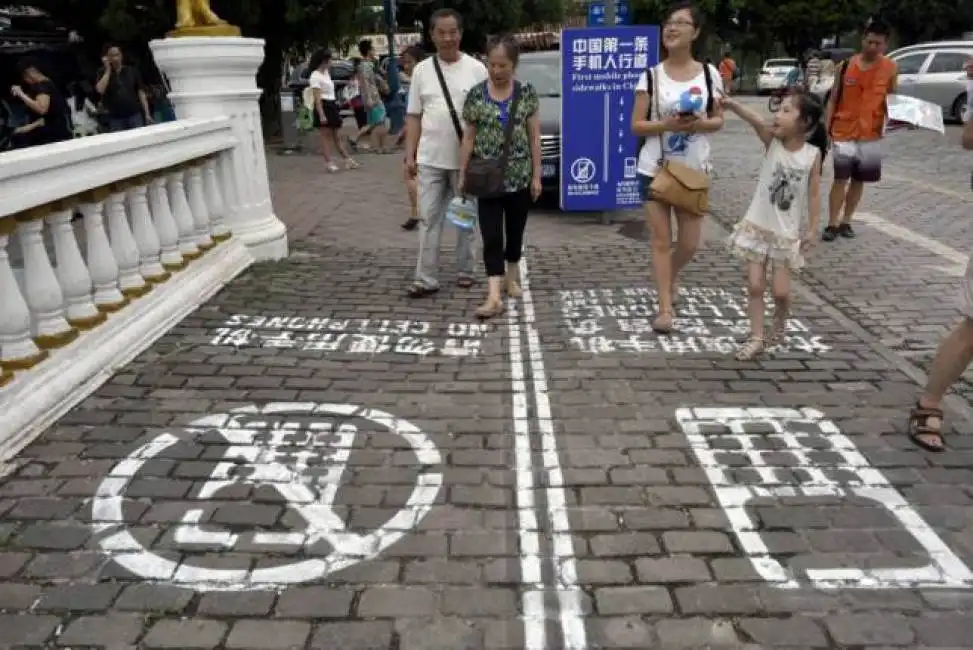 foreigner street texting smartphone