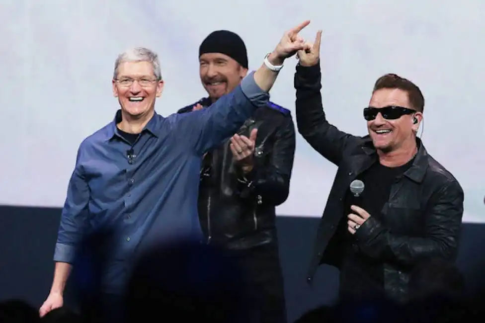 u2 bono tim cook apple iphone