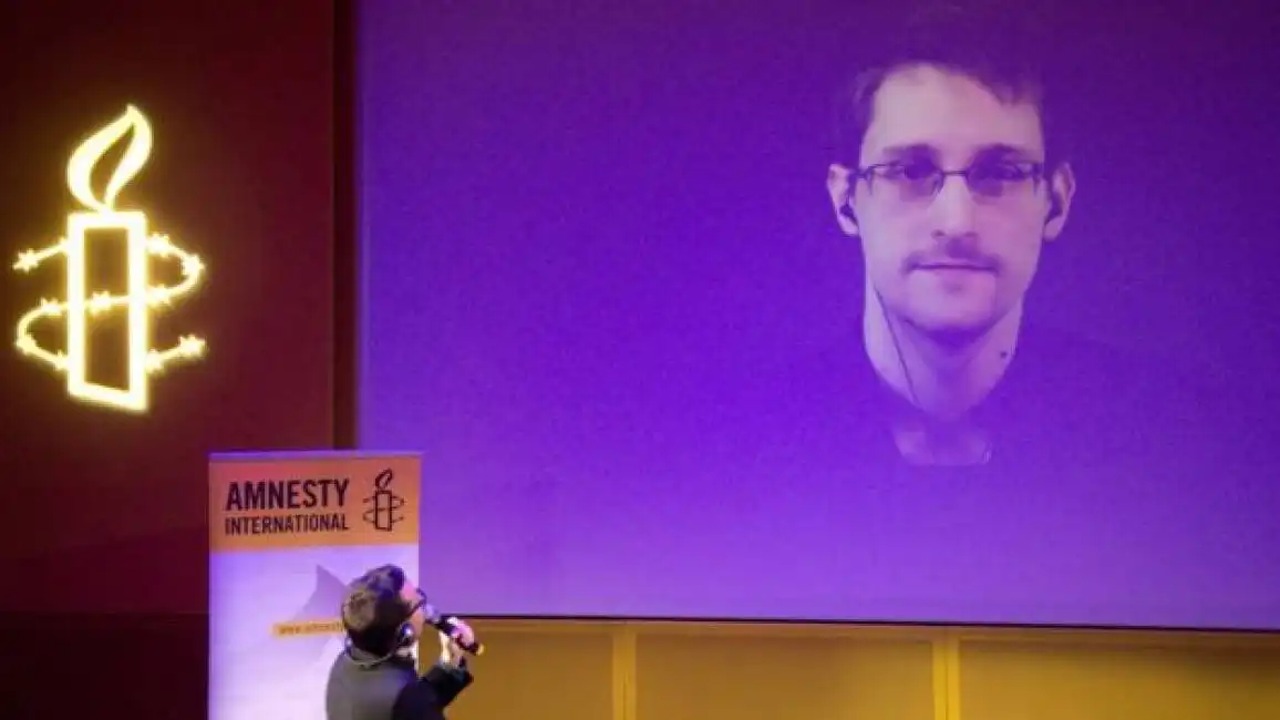 snowden apre account su twitter