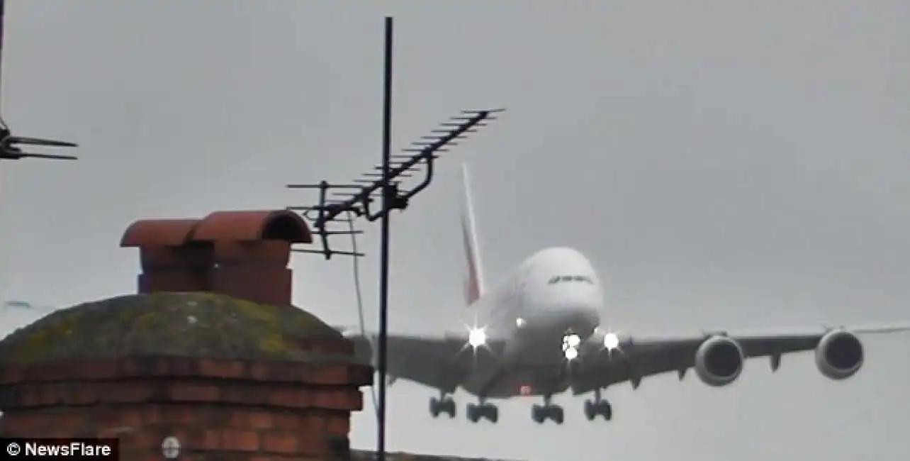 airbus a380 alle prese con il vento di manchester -2