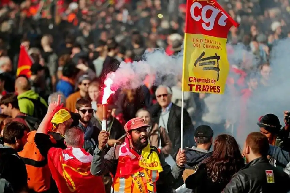 proteste contro macron