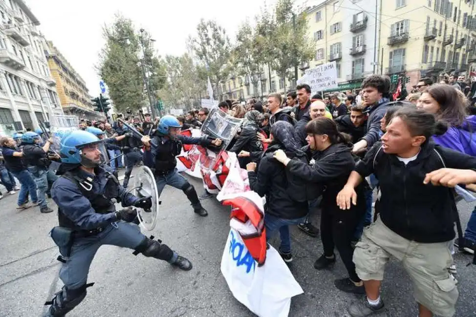 scontri al corteo di protesta per il g7 a torino