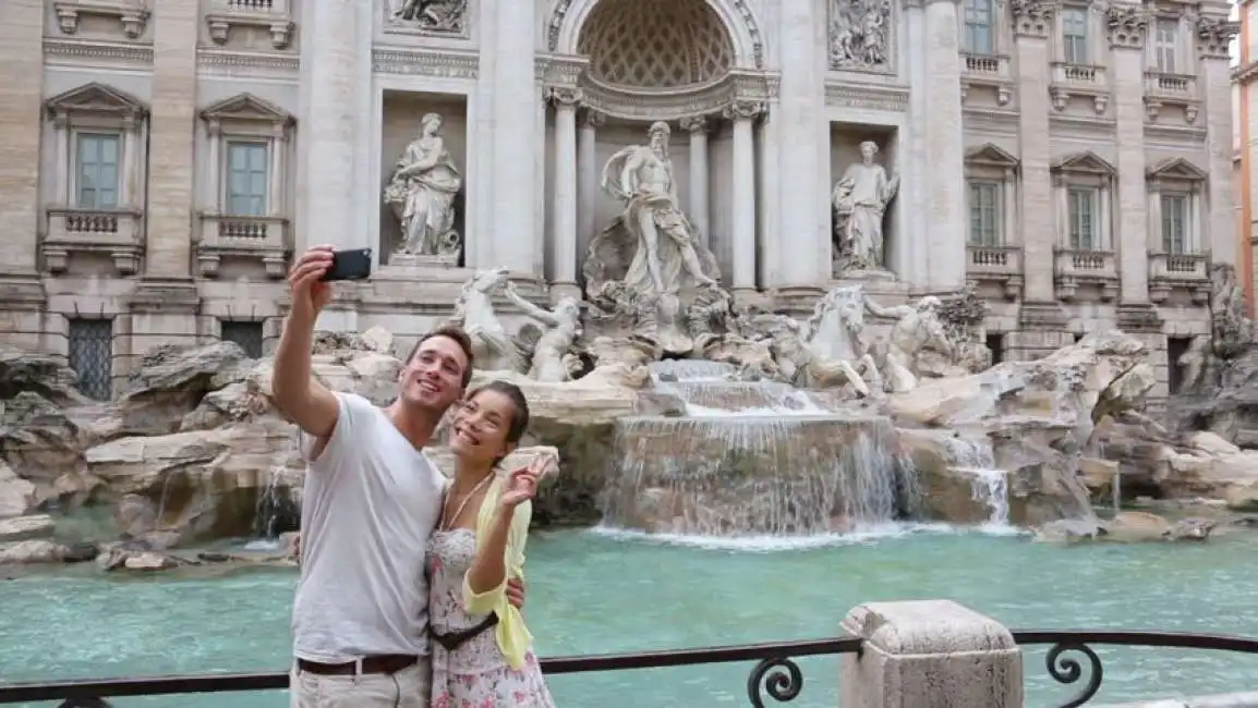 selfie fontana di trevi