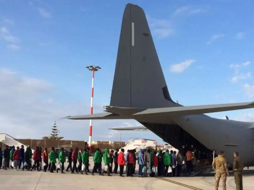 aereo guasto rimpatrio tunisini