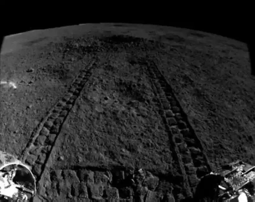 le orme del rover yu tu in avvicinamento al cratere