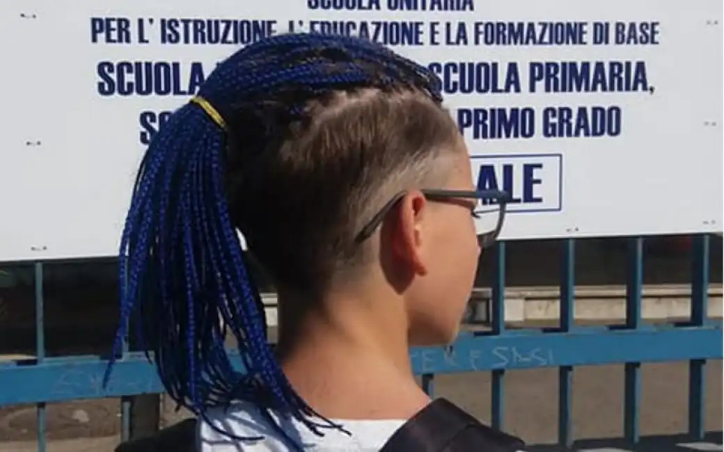 ragazzo treccine blu