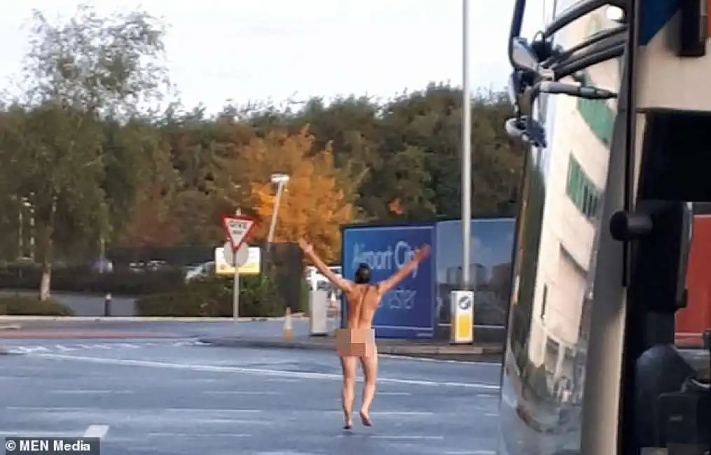 uomo nudo stazione dell aeroporto di manchester