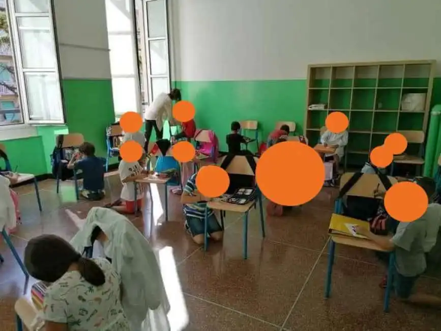 bambini in ginocchio a scuola