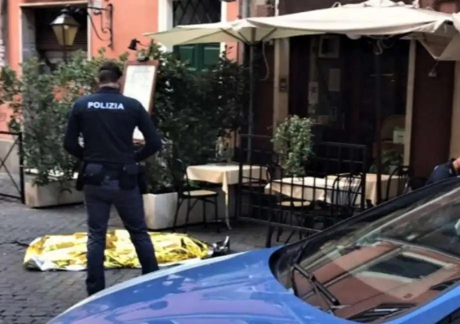 roma - un 74enne muore in strada a trastevere