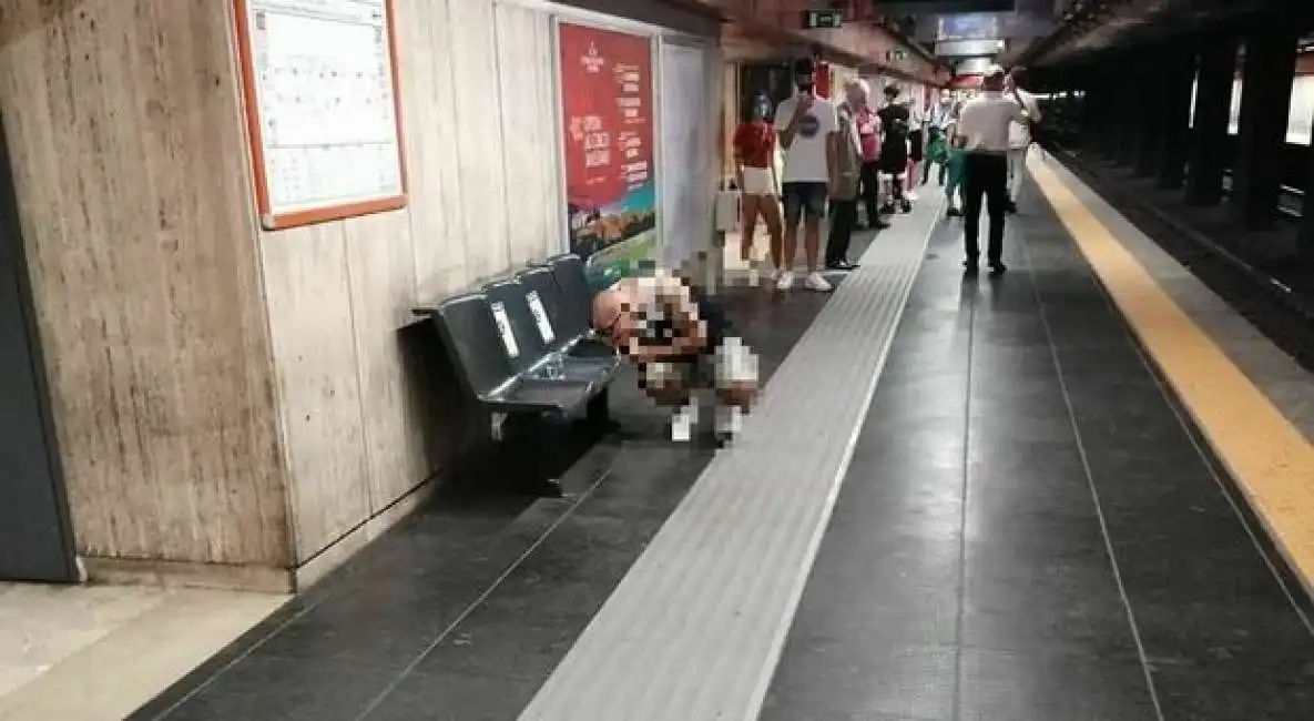 uomo sniffa alla stazione anagnina-1