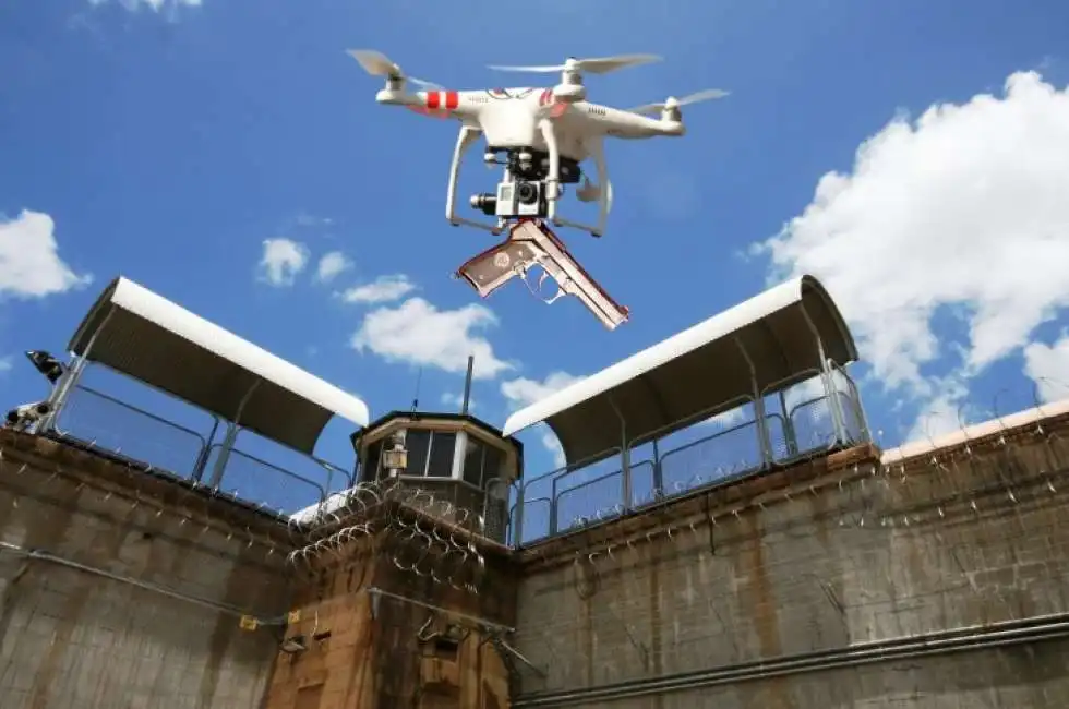 drone carcere pistola