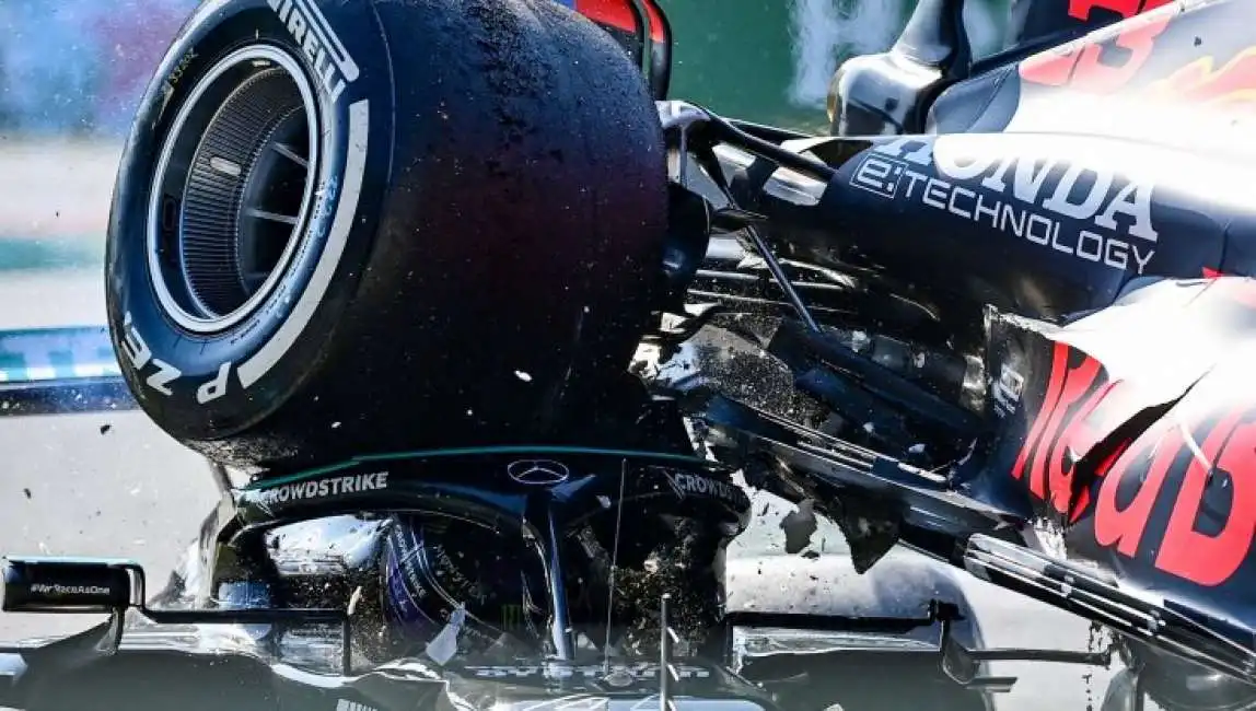 hamilton verstappen incidente halo formula 1