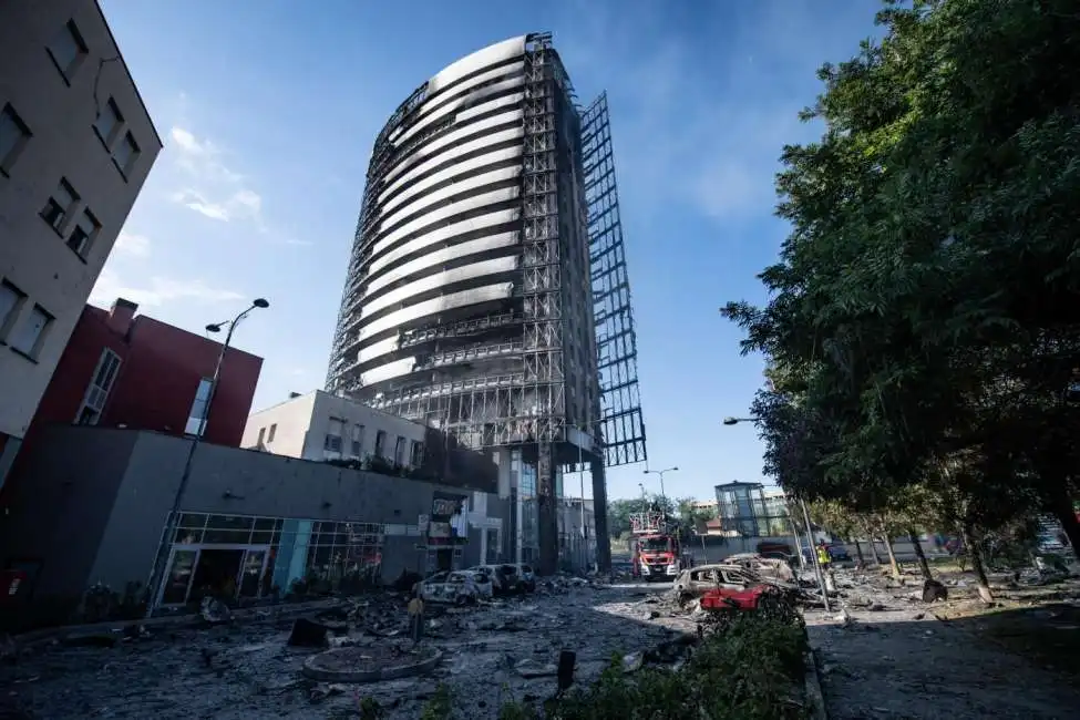 il palazzo andato a fuoco in via antonini a milano