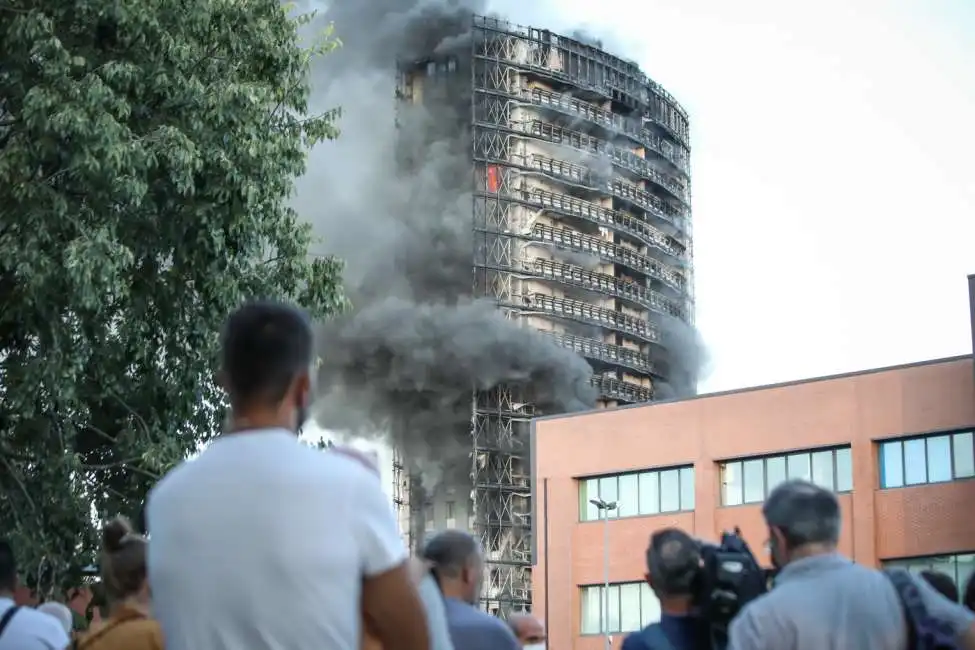 incendio al grattacielo di via antonini a milano