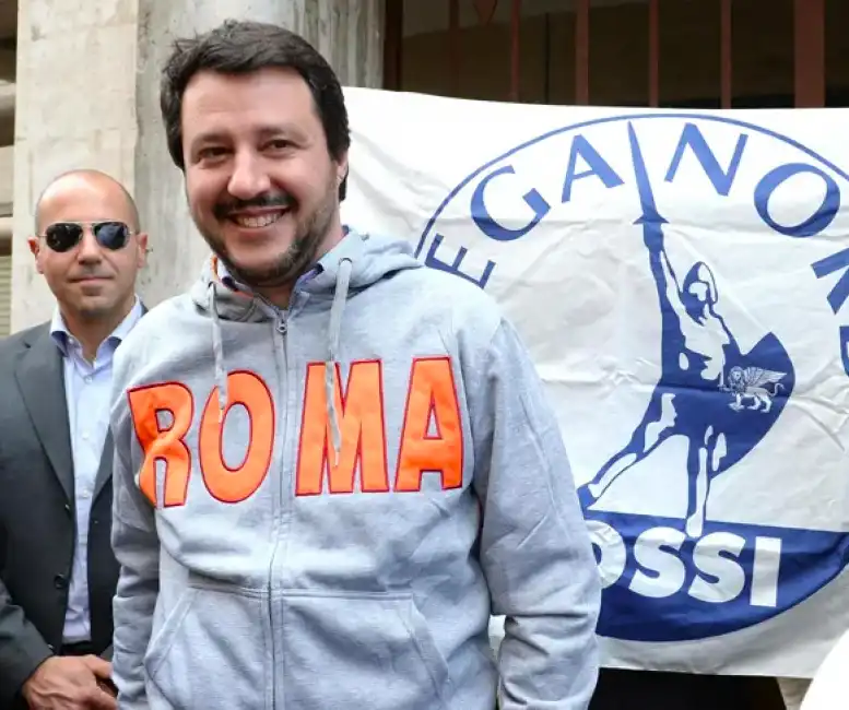 matteo salvini con la felpa roma