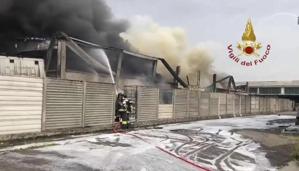 incendio alla nitrolchimica di san giuliano milanese - 2