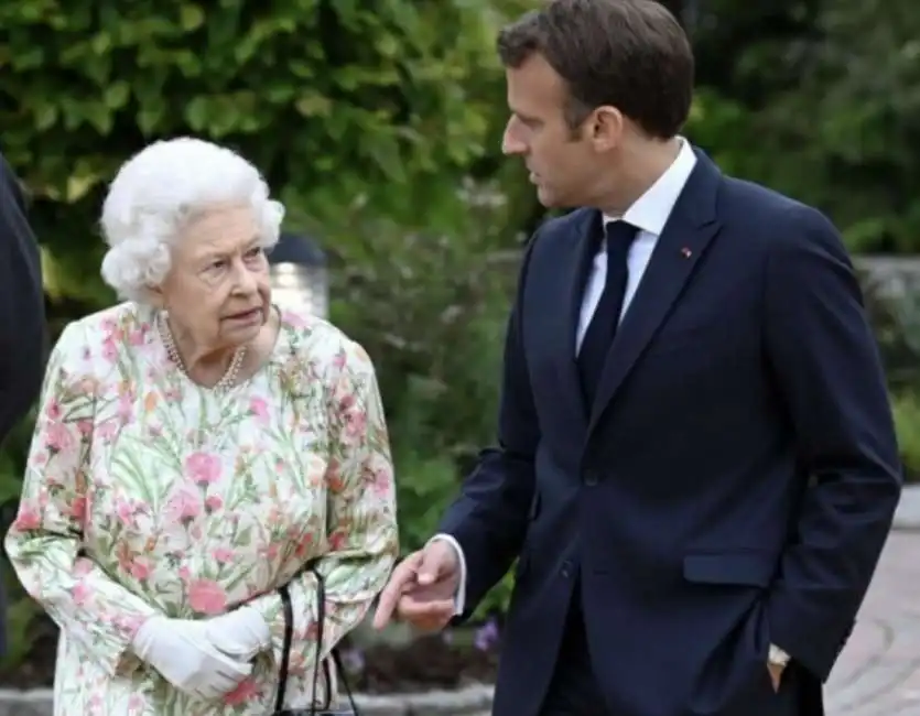 regina elisabetta emmanuel macron 