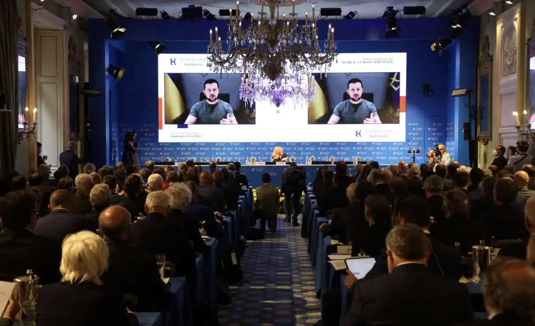 volodymyr zelensky in collegamento con il forum ambrosetti di cernobbio - 1