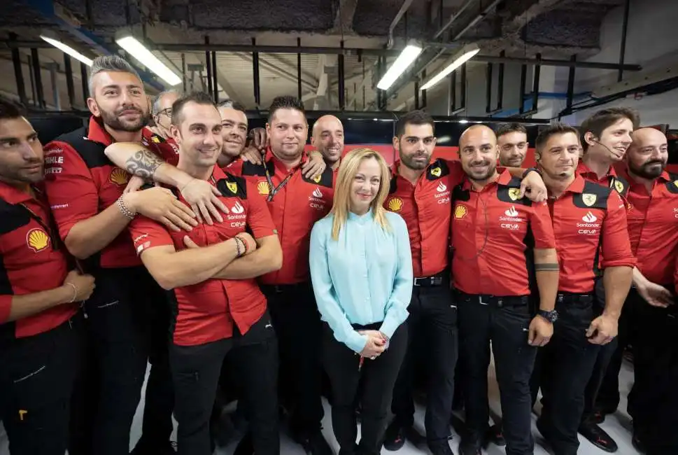 giorgia meloni con il team ferrari 