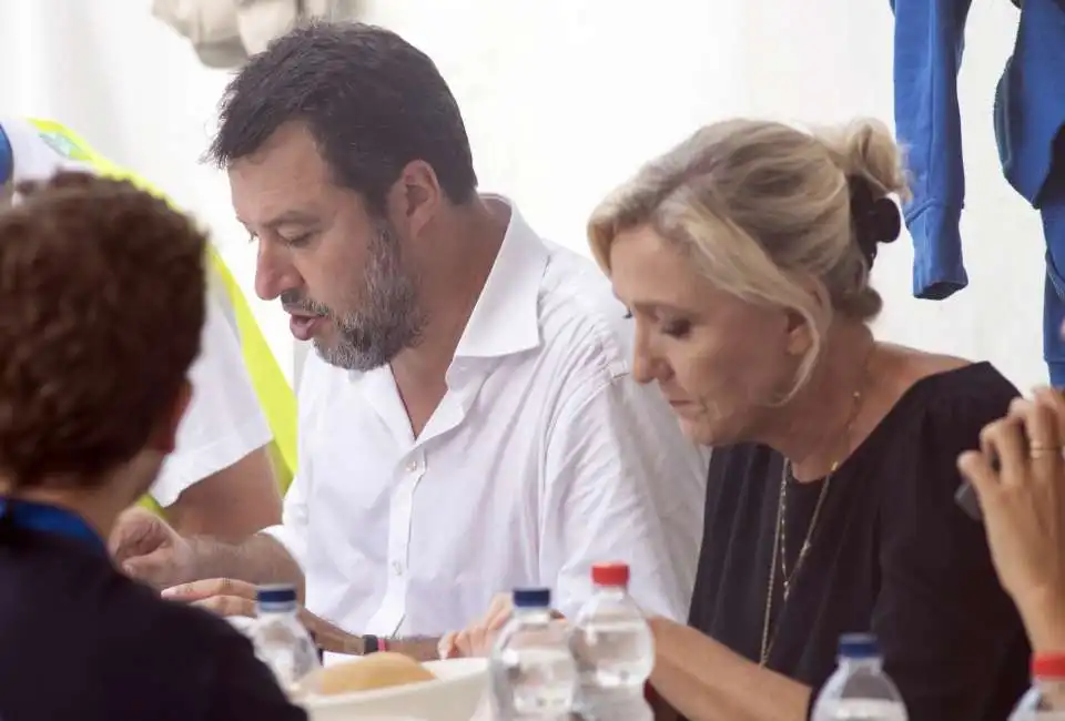 matteo salvini marine le pen mangiano a pontida 1