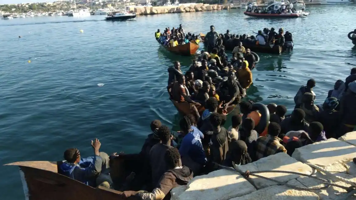 migranti arrivano a lampedusa 