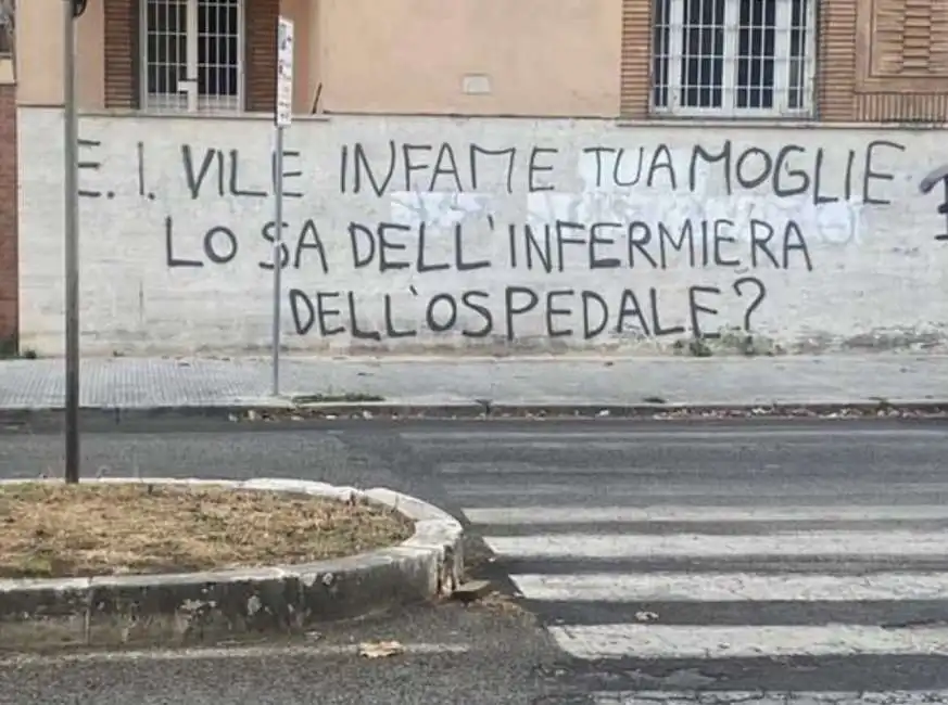 scritta su un muro rivela tradimento a latina 