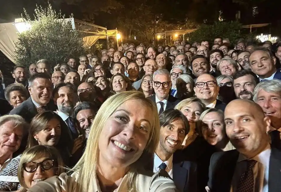 selfie di giorgia meloni con i parlamentari di fratelli d'italia