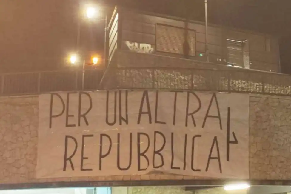 striscione inneggiante alla rsi con apostrofo sbagliato 