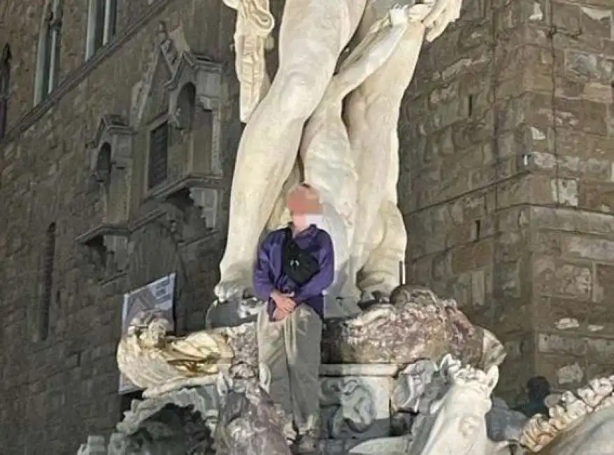 turista tedesco statua di nettuno firenze