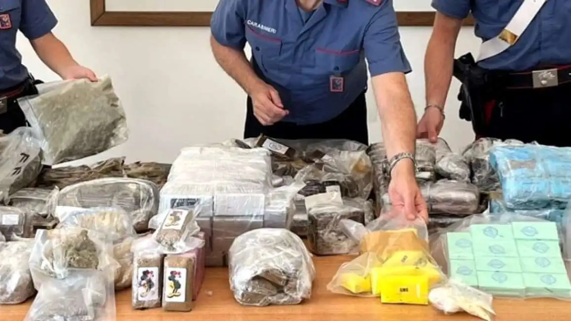 31enne romano nasconde 100 chili di droga nel frigorifero