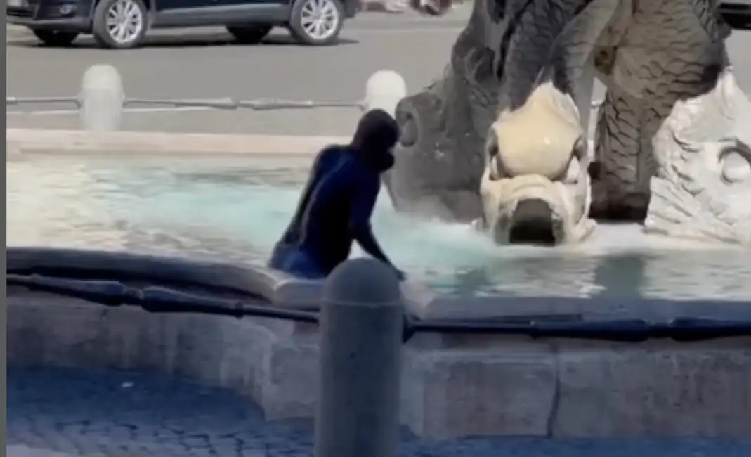 bagno fontana piazza barberini roma