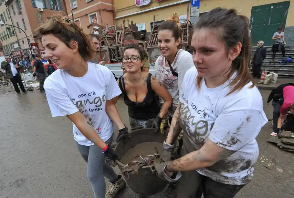 alluvione a genova - i ragazzi spalano il fango -1