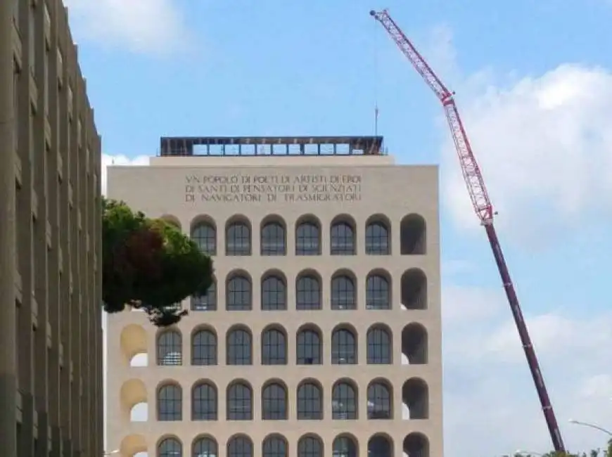 veranda fendi sul colosseo quadrato