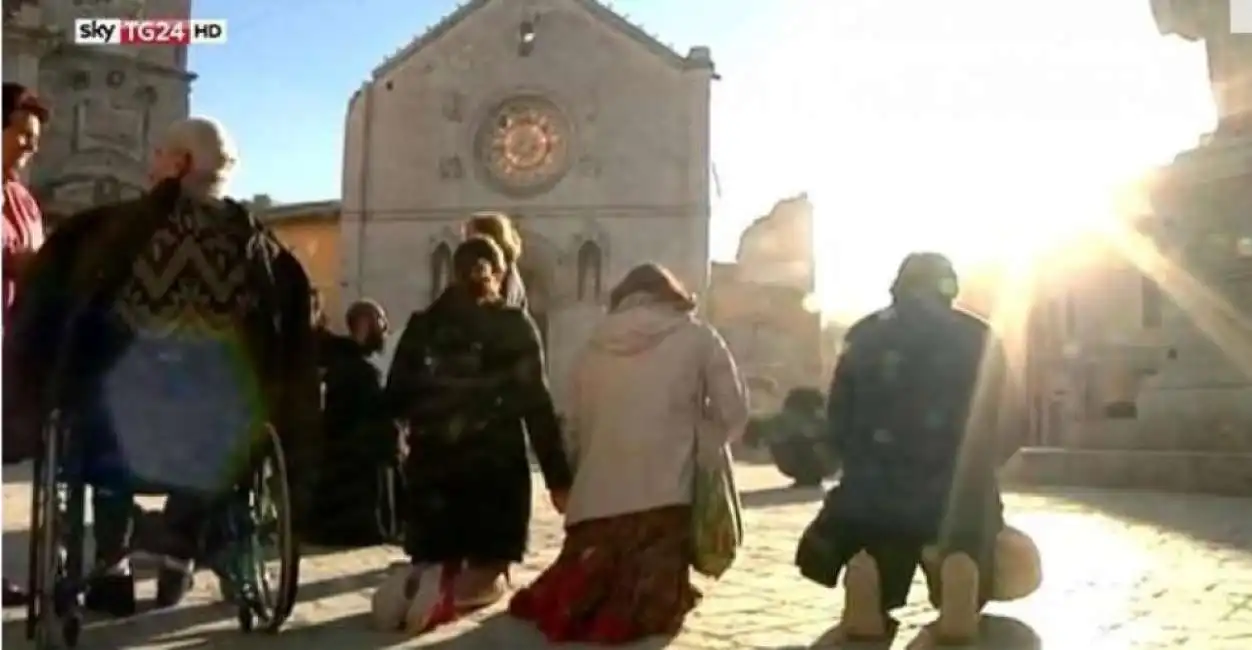 norcia gente che prega davanti alla cattedrale