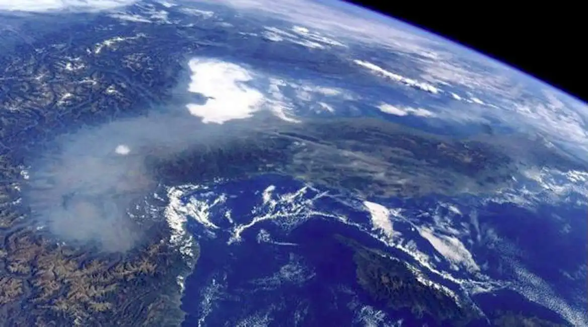 lo smog sull italia del nord foto dallo spazio dell astronauta paolo nespoli