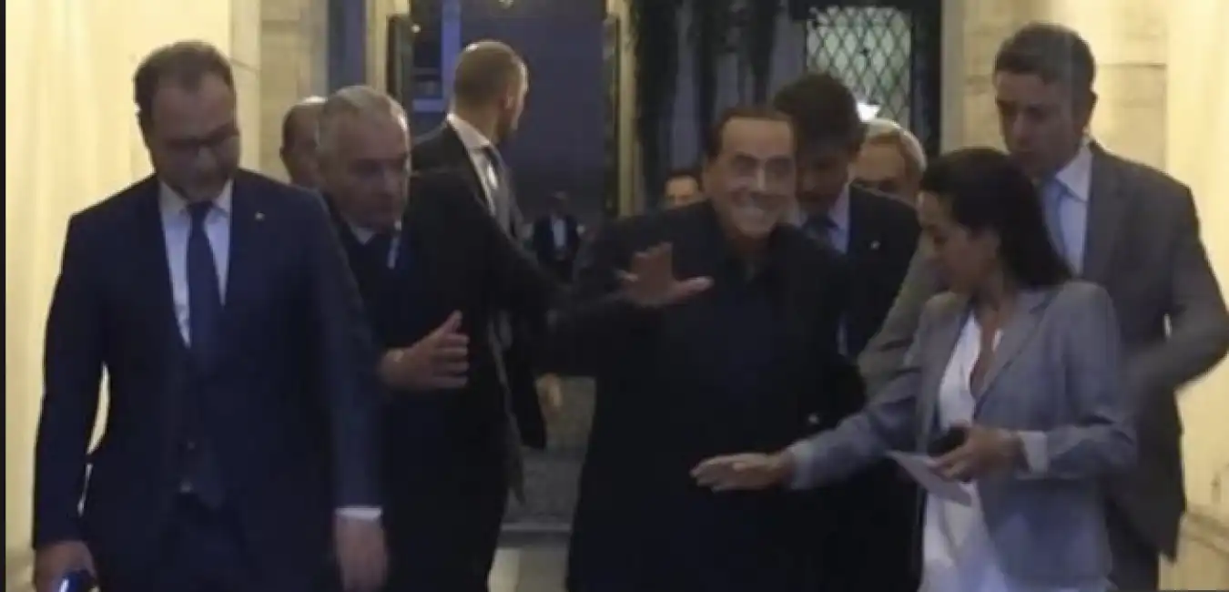 berlusconi inciampa