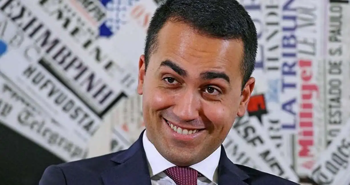 luigi di maio con testate giornalistiche alle spalle