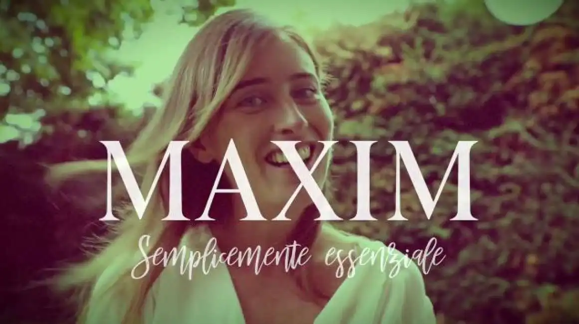 maria elena boschi in posa per maxim