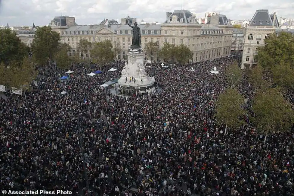 manifestazioni a parigi per ricordare il professor paty