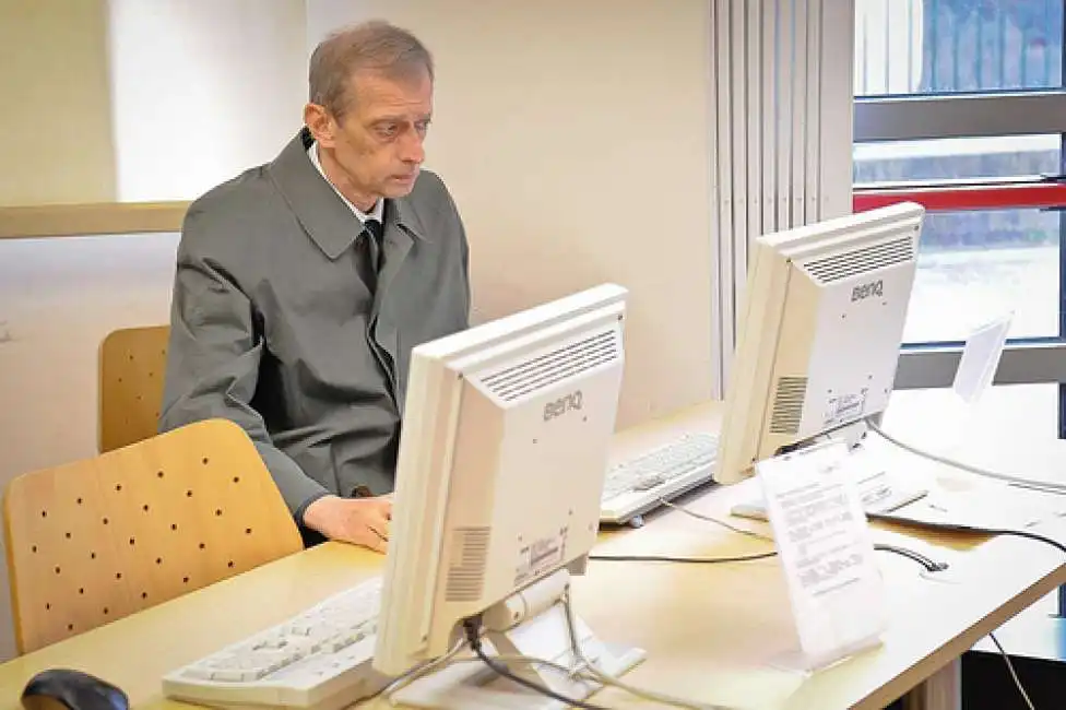 piero fassino al computer