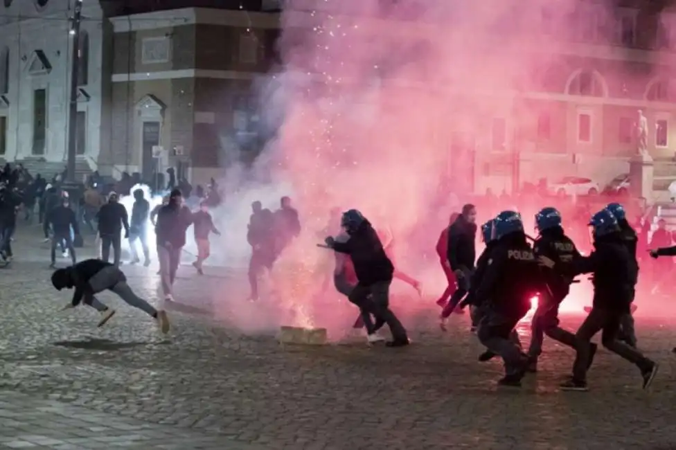 scontri a piazza del popolo - forza nuova e ultras contro le misure anti covid 5