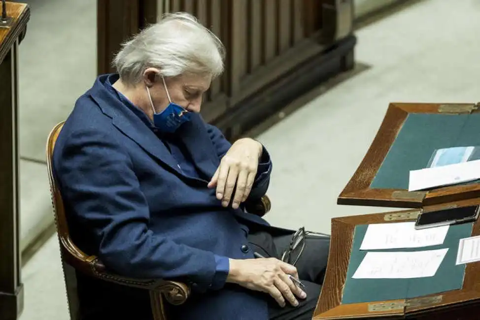 vittorio sgarbi dorme durante l intervento di conte alla camera sul dpcm del 18 ottobre