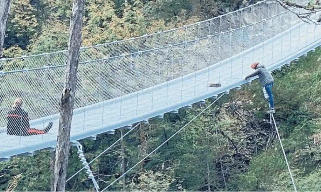 carabiniera salva madre che voleva suicidarsi dal ponte tibetano di perarolo