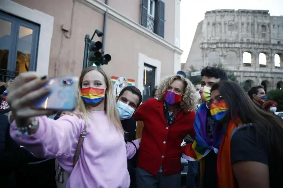 manifestanti pro ddl zan con monica cirinna